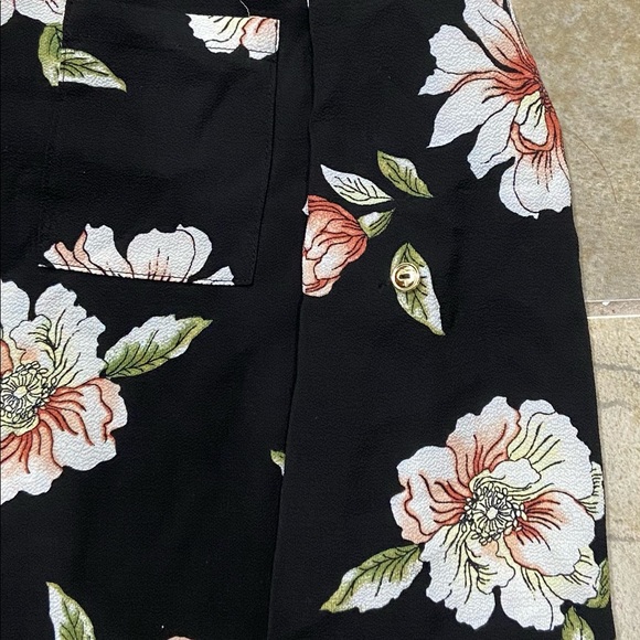 Cute Floral Blouse! - Picture 3 of 4